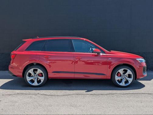 Chili Red Metallic 2026 Audi Q7 55 Prestige