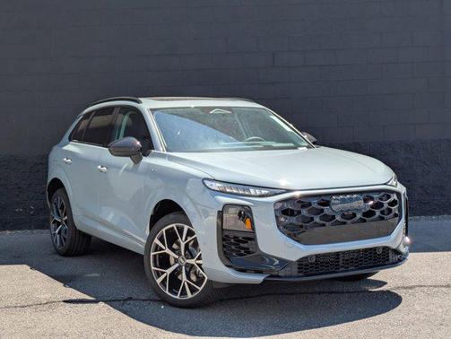 Arrow Gray Pearl Effect 2026 Audi Q3 TFSI quattro S tronic