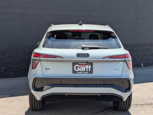 Arrow Gray Pearl Effect 2026 Audi Q3 TFSI quattro S tronic
