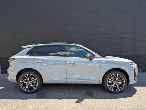 Arrow Gray Pearl Effect 2026 Audi Q3 TFSI quattro S tronic