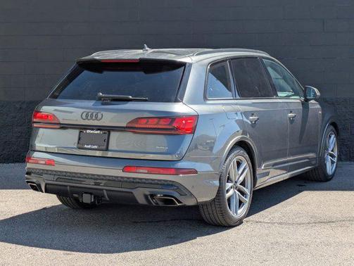 Daytona Gray Pearl Effect 2026 Audi Q7 55 Prestige
