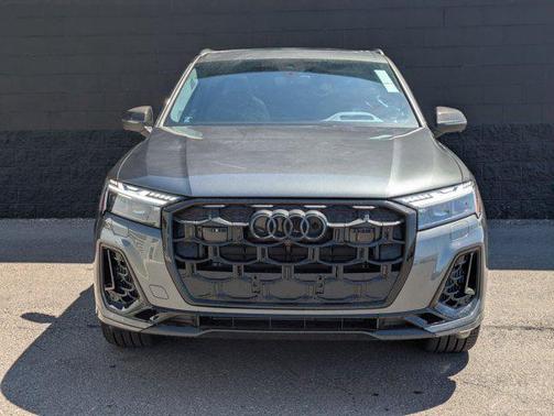 Daytona Gray Pearl Effect 2026 Audi Q7 55 Prestige