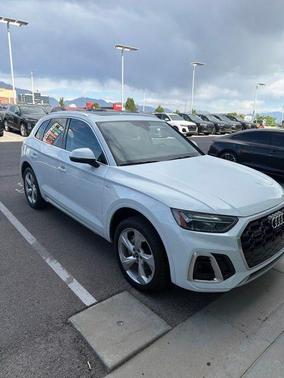 Glacier White Metallic 2023 Audi Q5 45 S line Premium Plus