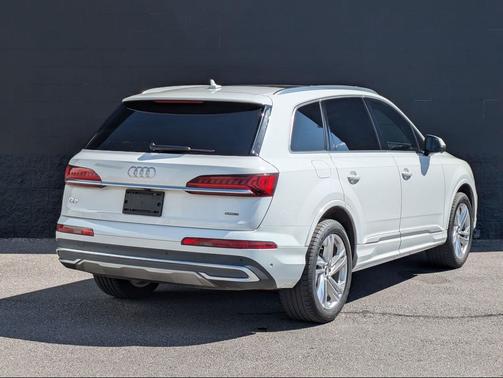 Carrara White 2022 Audi Q7 45 Premium