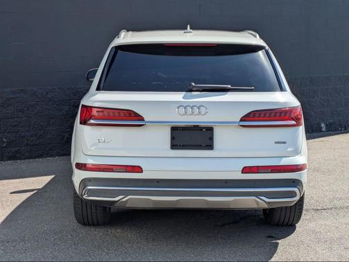 Carrara White 2022 Audi Q7 45 Premium