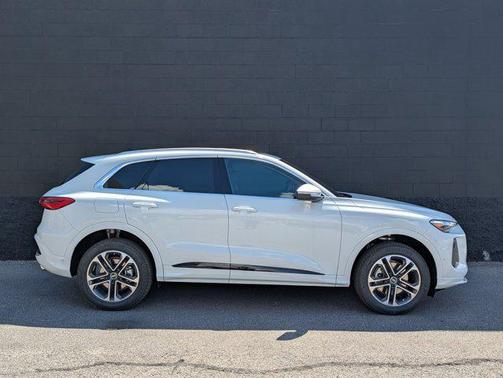 Glacier White Metallic 2026 Audi Q5 Premium Plus TFSI quattro S tronic