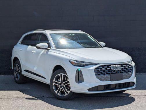 Glacier White Metallic 2026 Audi Q5 Premium Plus TFSI quattro S tronic