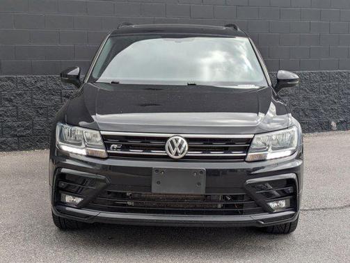 Deep Black Pearl 2021 Volkswagen Tiguan 2.0T SE