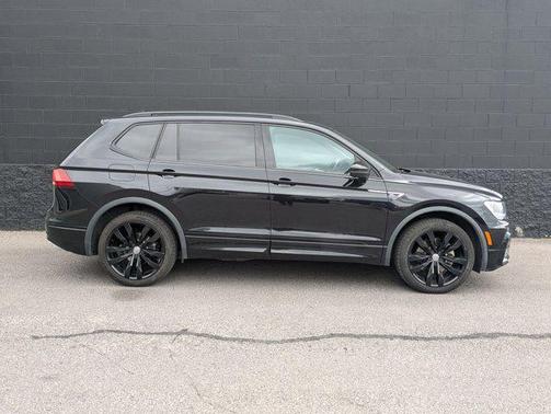 Deep Black Pearl 2021 Volkswagen Tiguan 2.0T SE