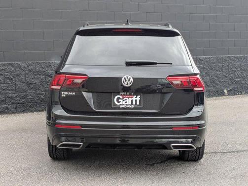 Deep Black Pearl 2021 Volkswagen Tiguan 2.0T SE