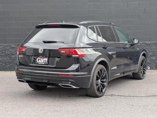 Deep Black Pearl 2021 Volkswagen Tiguan 2.0T SE