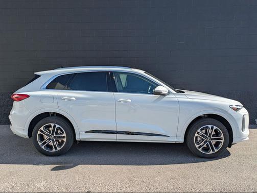 Glacier White Metallic 2025 Audi Q5 Premium Plus TFSI quattro S tronic