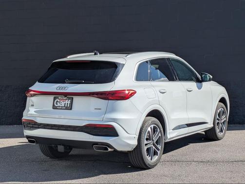 Glacier White Metallic 2025 Audi Q5 Premium Plus TFSI quattro S tronic