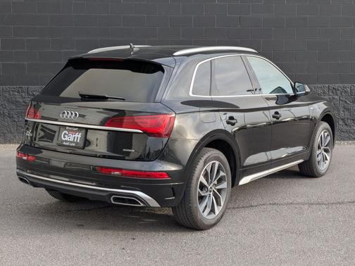 Mythos Black Metallic 2023 Audi Q5 45 S line Premium