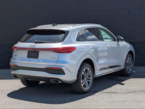 Florett Silver Metallic 2026 Audi Q5 Premium TFSI quattro S tronic