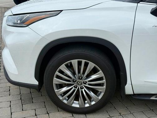 Wind Chill Pearl 2023 Toyota Highlander Platinum