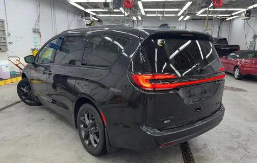 Brilliant Black Crystal Pearlcoat 2021 Chrysler Pacifica Limited