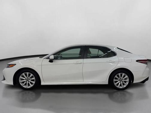 Super White 2018 Toyota Camry LE