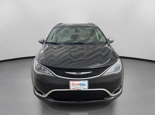 Brilliant Black Crystal Pearlcoat 2020 Chrysler Pacifica Limited