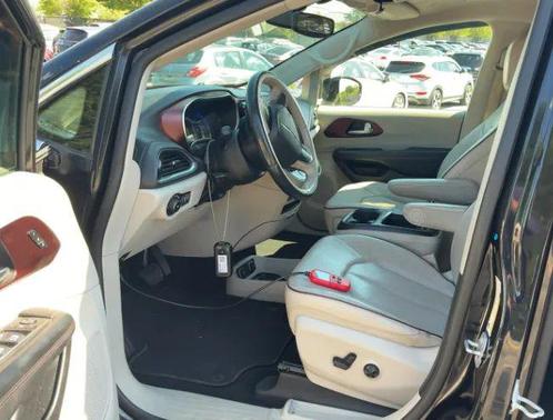 Brilliant Black Crystal Pearlcoat 2020 Chrysler Pacifica Limited