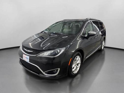Brilliant Black Crystal Pearlcoat 2020 Chrysler Pacifica Limited