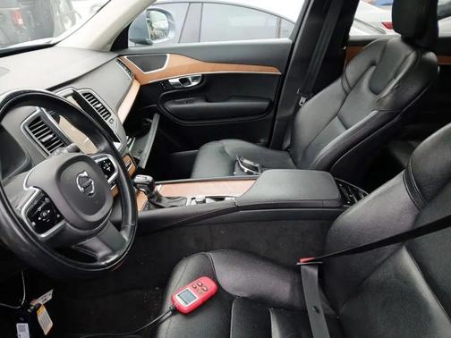 2022 Volvo XC90 T6 Momentum