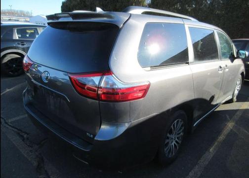 2020 Toyota Sienna XLE