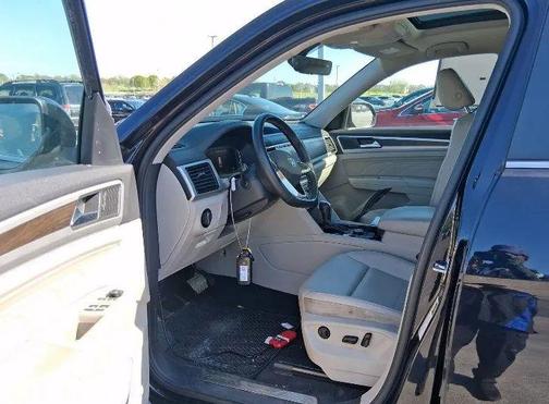 Black 2022 Volkswagen Atlas 3.6L SE w/Technology