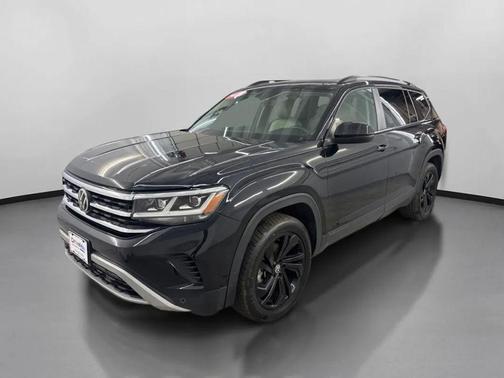 Black 2022 Volkswagen Atlas 3.6L SE w/Technology