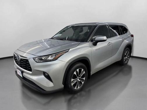 Celestial Silver Metallic 2020 Toyota Highlander Hybrid XLE