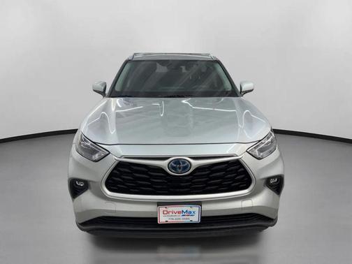 Celestial Silver Metallic 2020 Toyota Highlander Hybrid XLE
