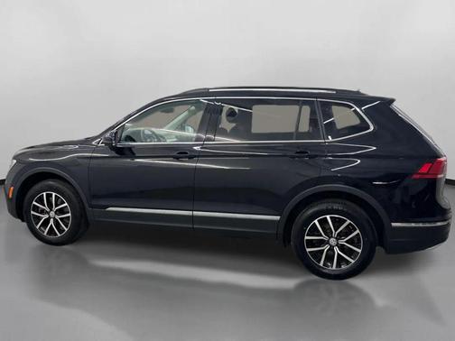 Deep Black Pearl 2021 Volkswagen Tiguan 2.0T SE
