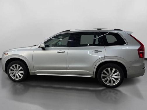 Bright Silver Metallic 2018 Volvo XC90 T6 Momentum