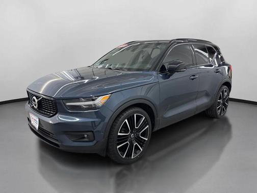 Denim Blue Metallic 2022 Volvo XC40 T5 R-Design