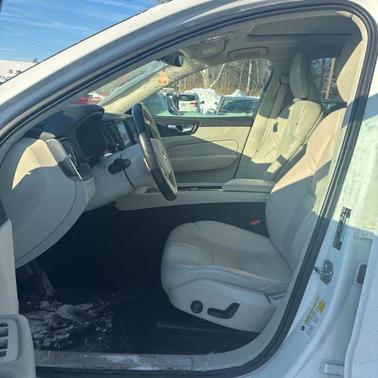 2022 Volvo XC60 B5 Momentum