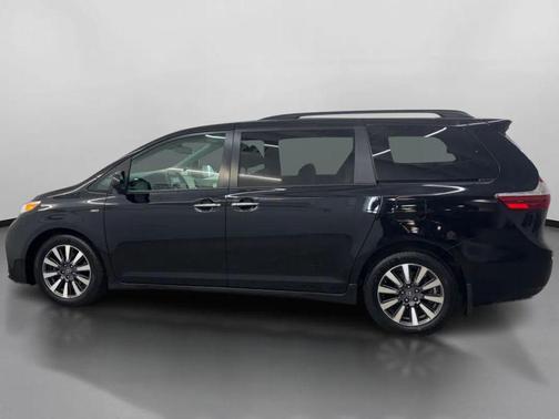Midnight Black Metallic 2018 Toyota Sienna XLE