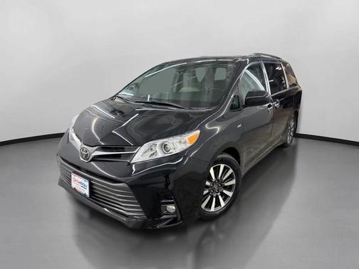 Midnight Black Metallic 2018 Toyota Sienna XLE