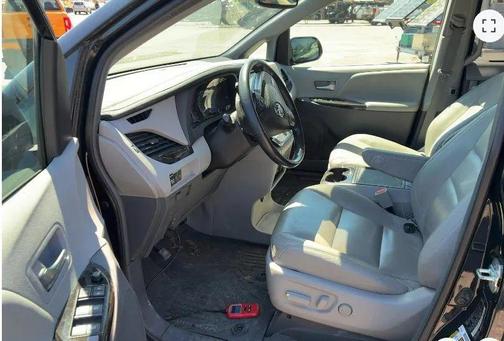 Midnight Black Metallic 2018 Toyota Sienna XLE