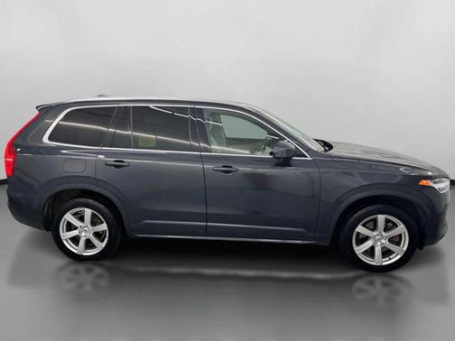 2021 Volvo XC90 T6 Momentum