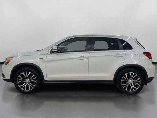 Diamond White Pearl 2018 Mitsubishi Outlander Sport 2.4 SE
