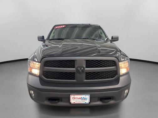 Diamond Black Crystal Pearlcoat 2022 RAM 1500 Tradesman