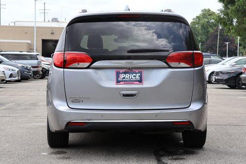 Billet Silver Metallic Clearcoat 2017 Chrysler Pacifica Touring-L