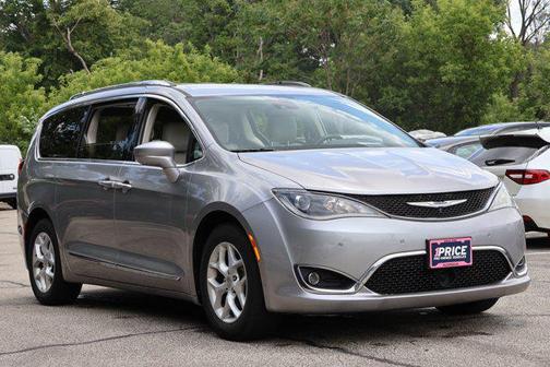 Billet Silver Metallic Clearcoat 2017 Chrysler Pacifica Touring-L