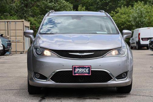 Billet Silver Metallic Clearcoat 2017 Chrysler Pacifica Touring-L