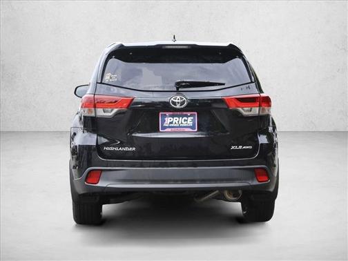 Midnight Black Metallic 2018 Toyota Highlander XLE