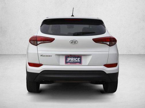 Dazzling White 2017 Hyundai TUCSON SE