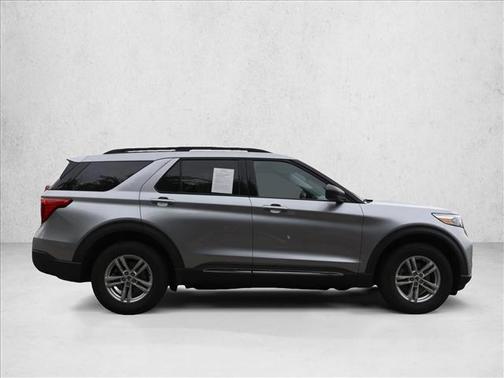 Iconic Silver Metallic 2022 Ford Explorer XLT