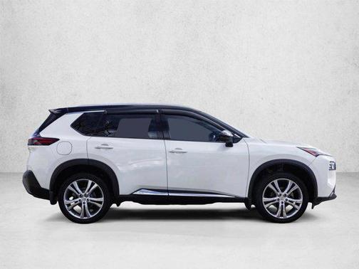 Pearl White Tricoat/Super Black 2023 Nissan Rogue SL