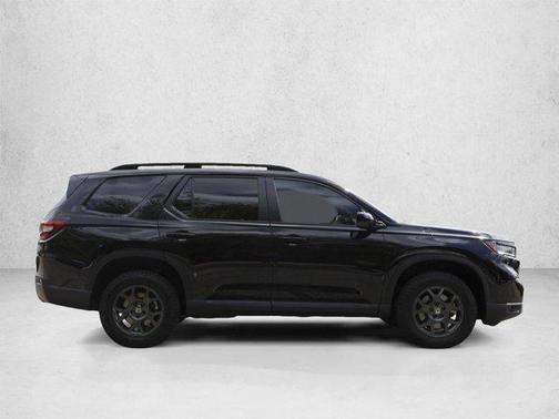 Crystal Black Pearl 2025 Honda Pilot TrailSport