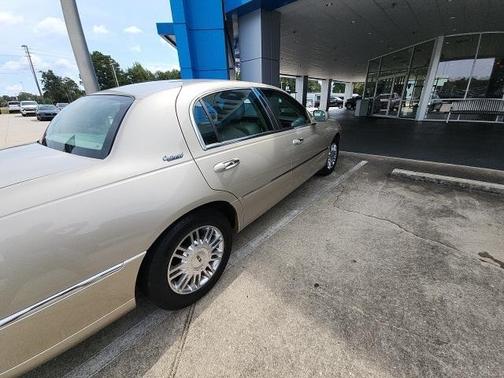 2010 Lincoln Town Car Signature Limited